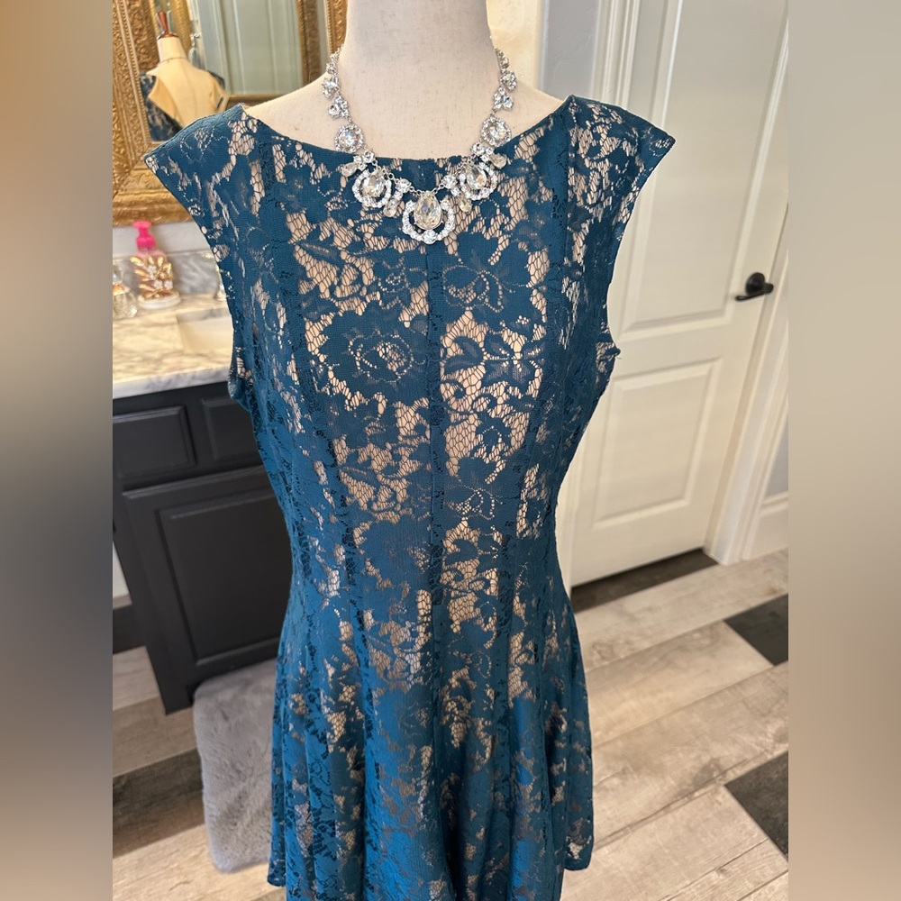 Like new Julian Taylor gorgeous Teal Color Fall with Ivory Undertone Lace - Picture 7 of 14